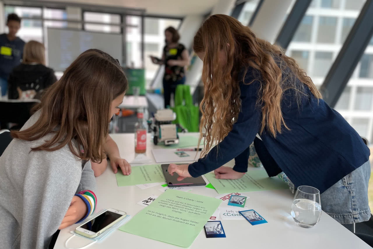 Mädchen beim Programmieren eines Lego-Roboters auf dem Girls'Day 2022 bei cronn.