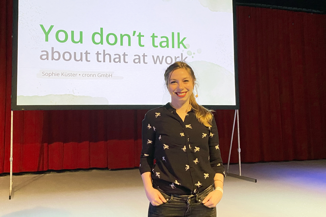 cronn-Mitarbeiterin Sophie Küster hält einen Vortrag auf der JavaLand.