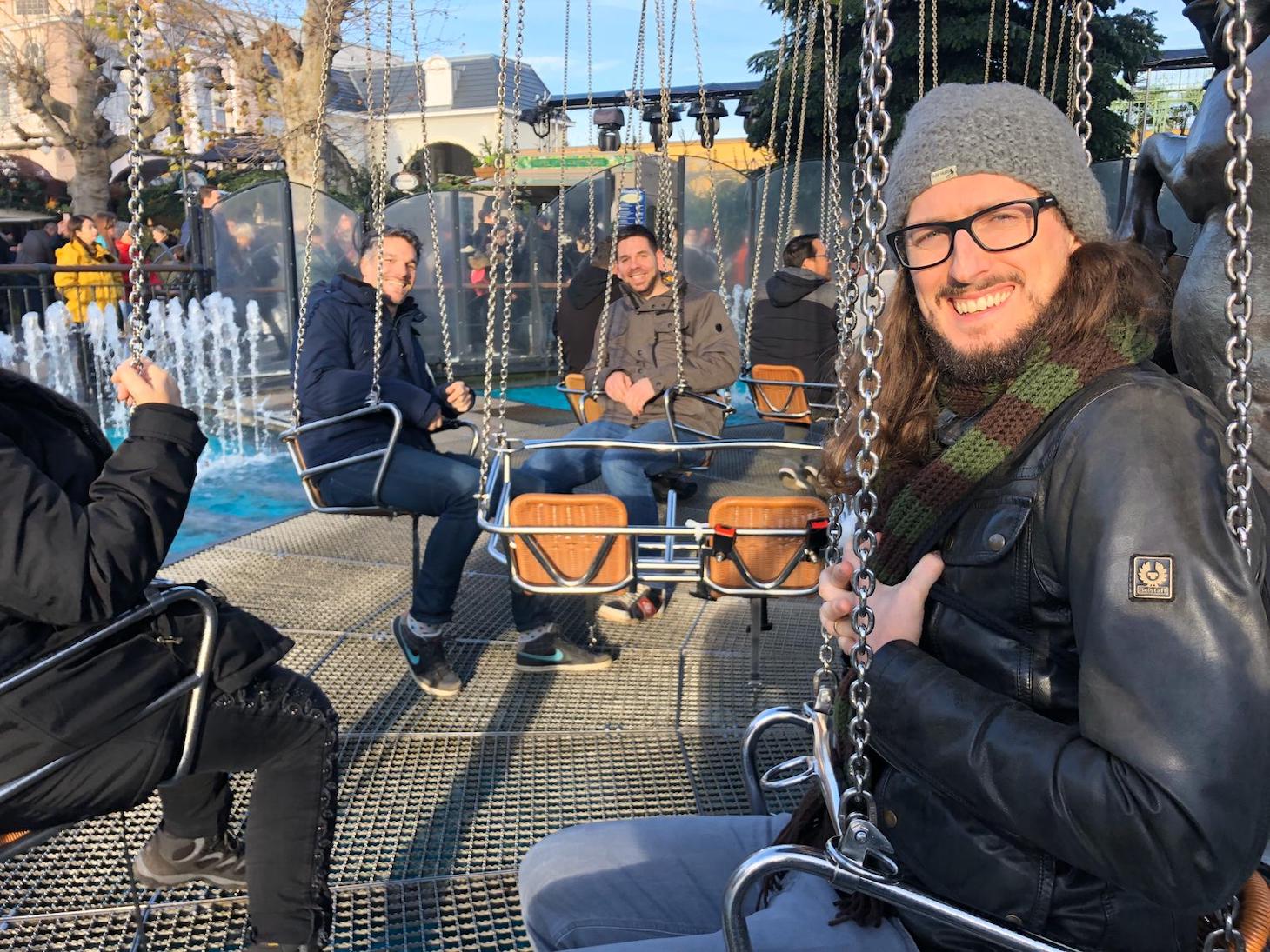 cronnerinen posen vor einem Food-Truck