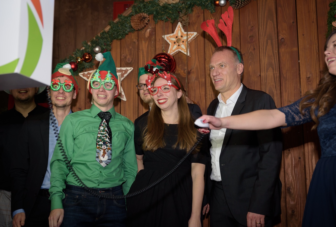 cronnerinen posen vor einem Food-Truck